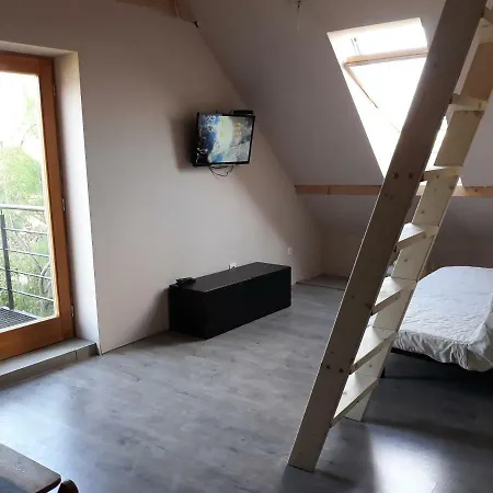 Velencesun Medences Apartman Haz * 韦伦采
